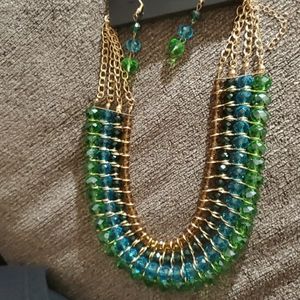 3 for $20 🤑 Striking earrings and necklace set